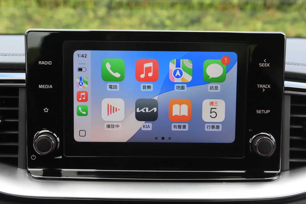 8吋触控萤幕之中也融入了无线Apple CarPlay与有线Android Auto连结功能。林浩升摄