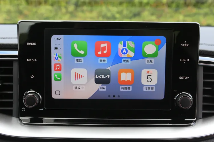 8吋觸控螢幕之中也融入了無線Apple CarPlay與有線Android Auto連結功能。林浩昇攝
