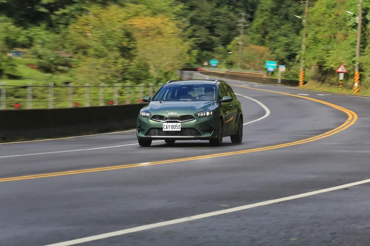 沿台二丙蜿蜒前行，48V系統輔助讓Ceed Sportswagon起步輕快、爬坡從容，底盤回饋紮實穩定，讓彎道中的駕駛姿態顯得自然愉悅。林浩昇攝