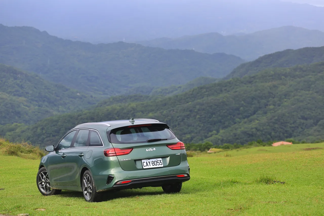 Kia Ceed Sportswagon伫立在山海交会的地平线前，为这段轻旅行画下最纯粹而从容的句点。林浩升摄