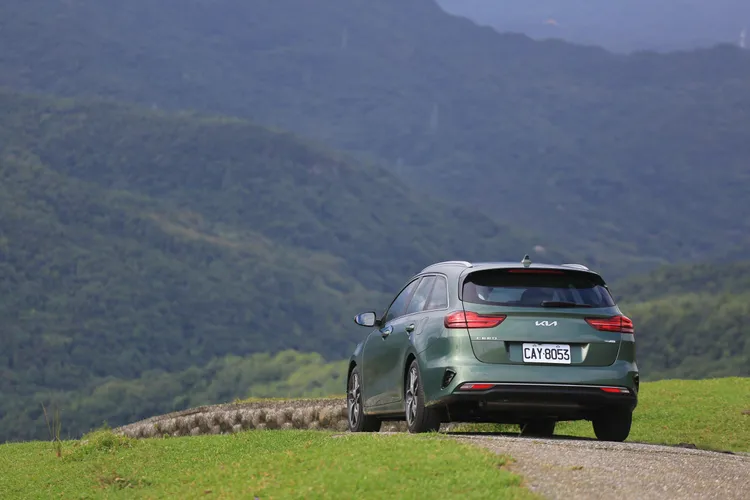 夜幕绿车身搭配欧洲底盘调校，我们这次开著Kia Ceed Sportswagon在蜿蜒山路与海岸交界，展现旅行车该有的自由与驾驭感。林浩升摄