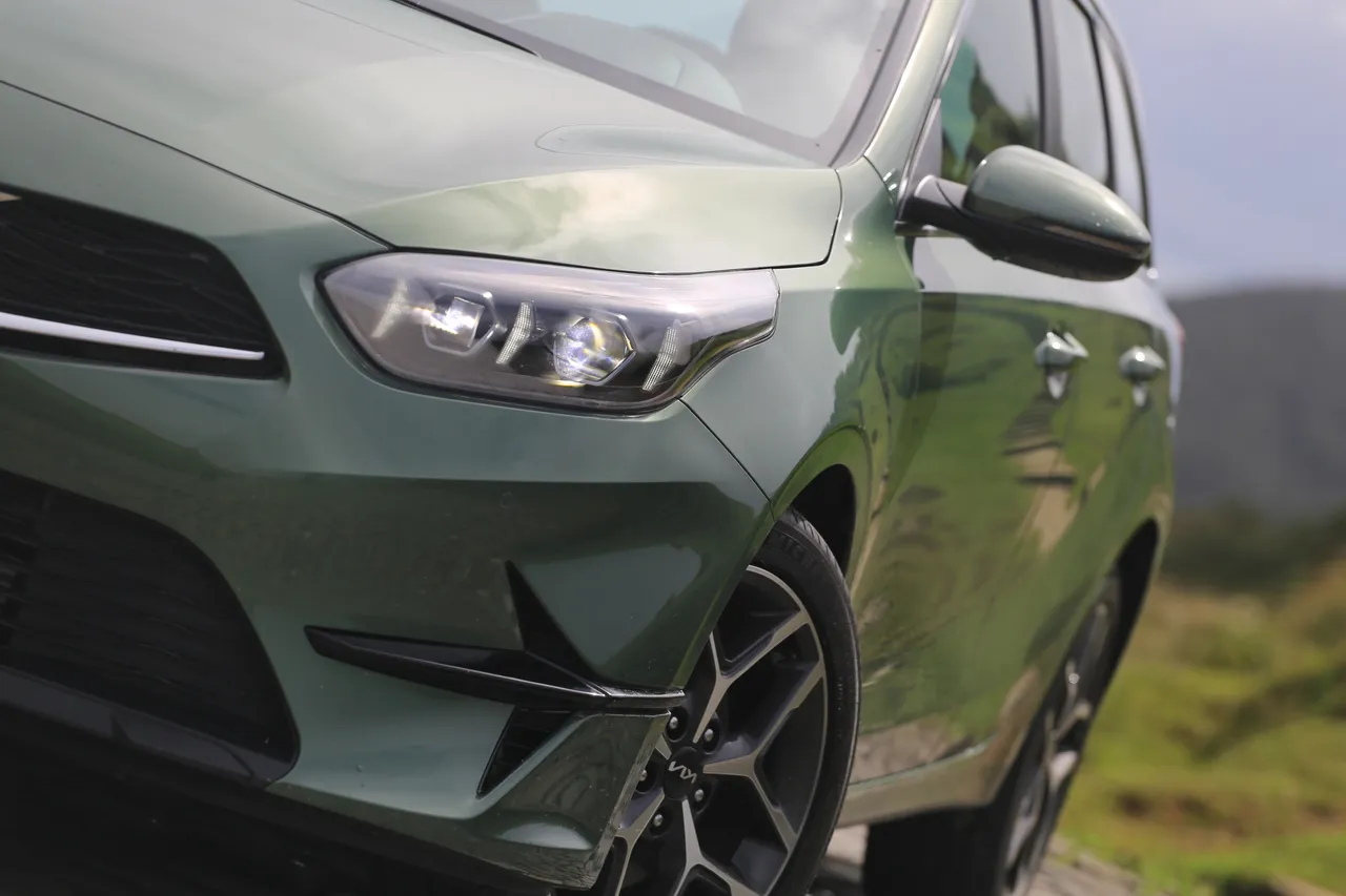 简洁车侧线条搭配17吋双色铝圈比例俐落，气坝造型也替旅行车注入更浓烈的运动性格。林浩升摄