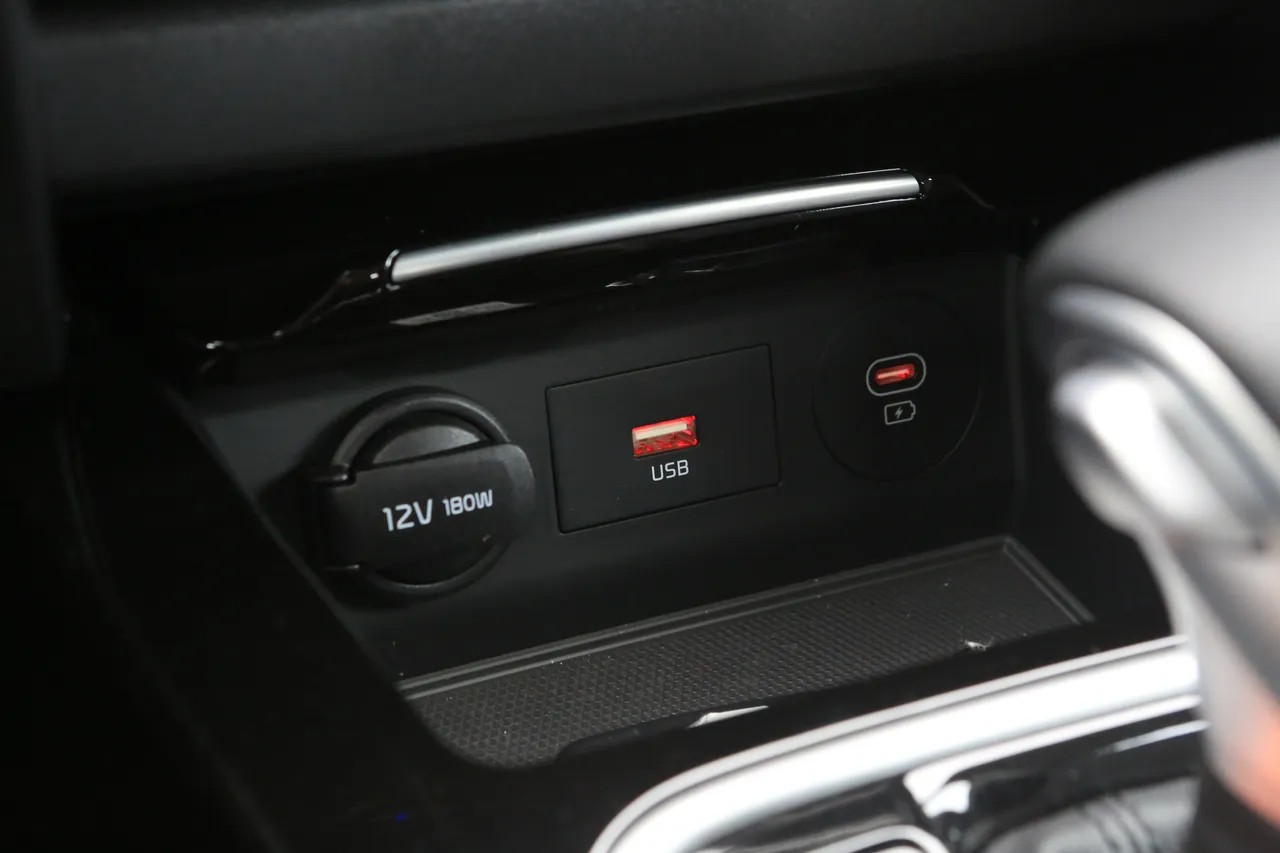 除了12V的电源插孔，也同时提供两种规格的USB充电插座。林浩升摄