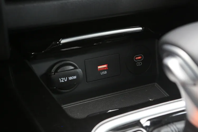 除了12V的電源插孔，也同時提供兩種規格的USB充電插座。林浩昇攝