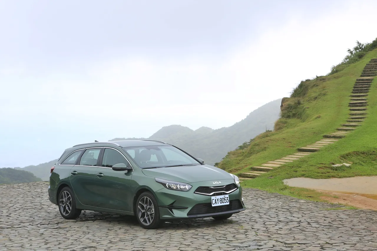 在风与草的节奏里，Ceed Sportswagon映照出能陪你穿越每段旅程的安稳与从容。林浩升摄