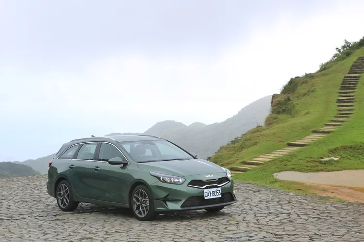 在風與草的節奏裡，Ceed Sportswagon映照出能陪你穿越每段旅程的安穩與從容。林浩昇攝