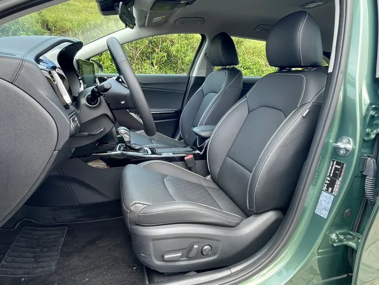 駕駛座10向可調式電動椅附2組記憶功能，副駕駛座則加入電動腰靠。Luxe 選配套件加持後，則升級真皮座椅、通風與加熱功能。林浩昇攝