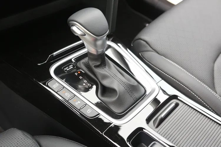排檔桿及排檔座透過類金屬飾板、亮黑材質交錯，仍維持相當棒的視覺質感。林浩昇攝