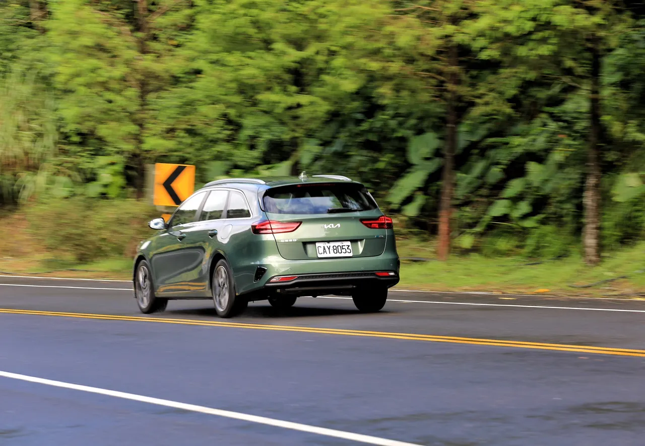 雾、弯道、速度与节奏交织，Ceed Sportswagon不急不躁，只是把每一次加速与过弯变成一种享受。林浩升摄