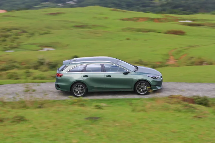 駕著操控感受與景致互相呼應的Ceed Sportswagon，每一次轉向、每一段加速，都讓人對這台旅行車的駕馭性能有了全新認識。林浩昇攝