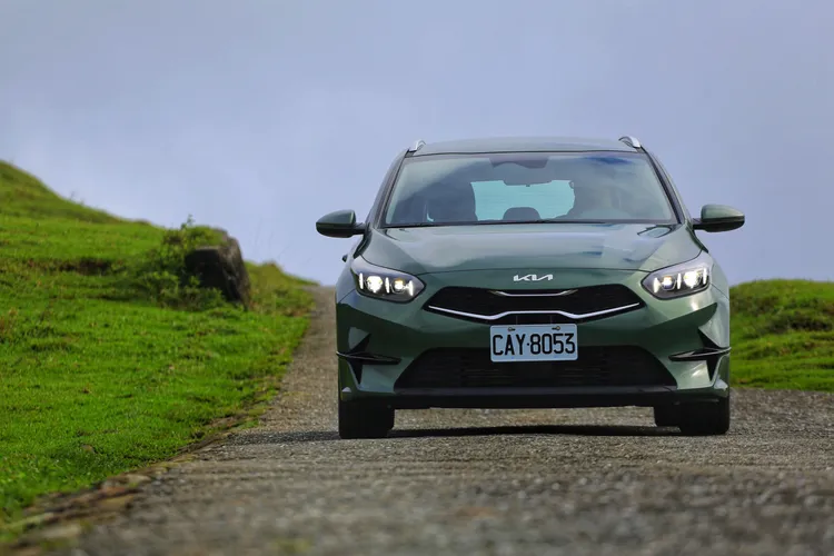 夜幕綠在陽光穿透雲層時閃出微霧般的綠灰光，三箭式LED日行燈則替Ceed Sportswagon車頭加上俐落節奏。低調，但很有存在感。林浩昇攝