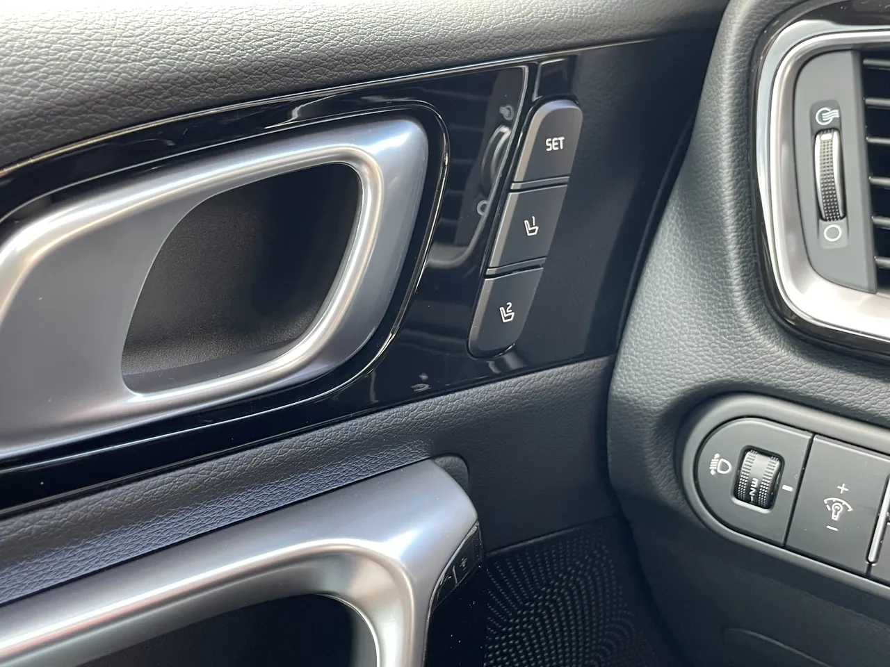 驾驶座两组记忆的按键就安排在门板上，使用直觉便利。林浩升摄