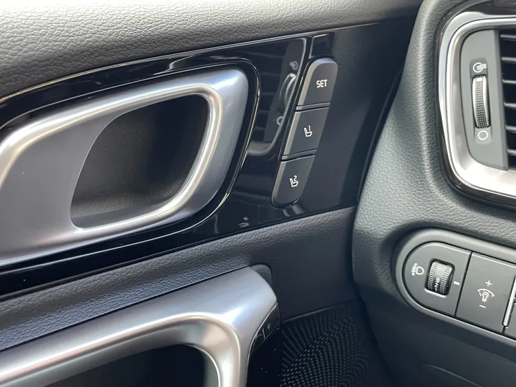 駕駛座兩組記憶的按鍵就安排在門板上，使用直覺便利。林浩昇攝