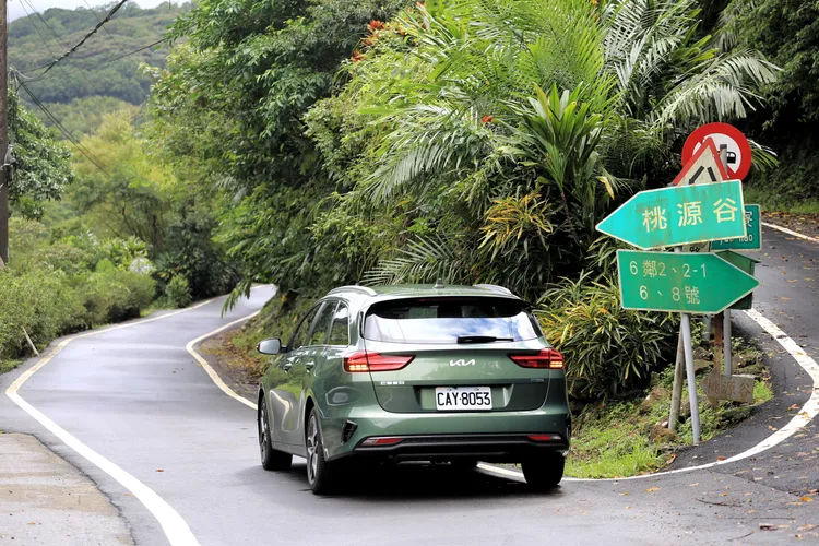 駕著Kia Ceed Sportswagon這樣的旅行車沿著山海之間前行，每一段路都像是輕旅行的冒險篇章。林浩昇攝