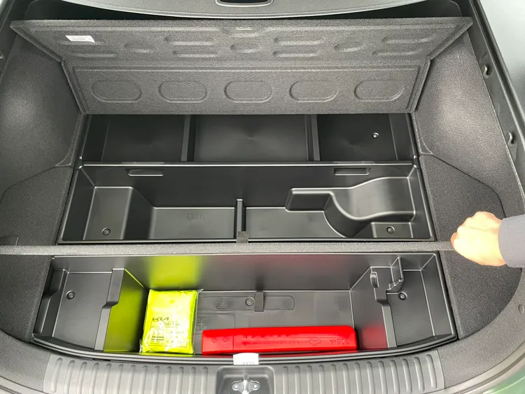 行李廂底板內建多處隱藏置物空間，可以將物品分門別類收納，是Ceed Sportswagon實用性部分最讓人印象深刻的部份。林浩昇攝