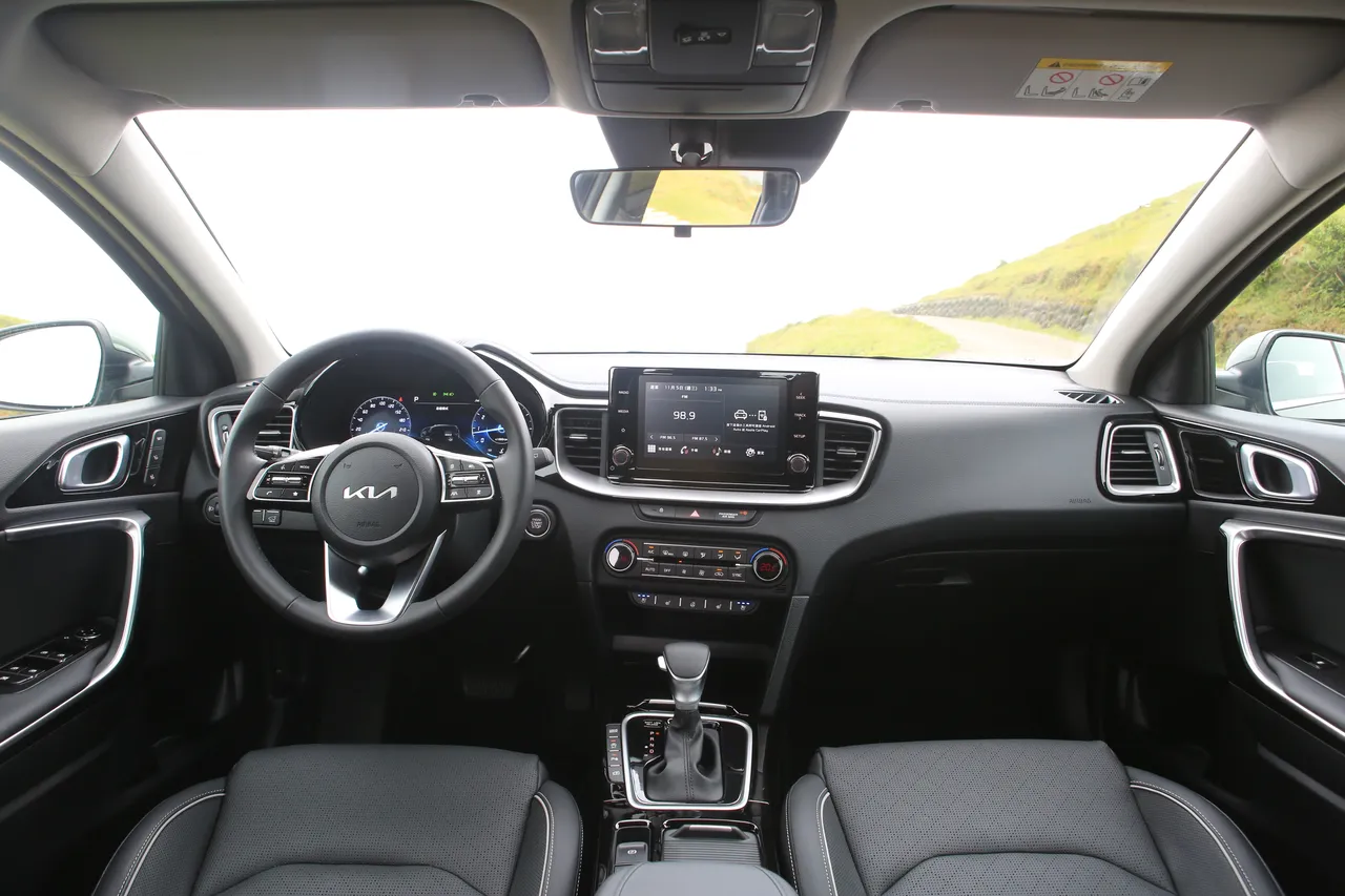 12.3吋全数位仪表与8吋悬浮式萤幕营造俐落中控视觉，这是我们熟悉的欧洲车氛围，功能质感兼具之外，也具有层次化的美感。林浩升摄