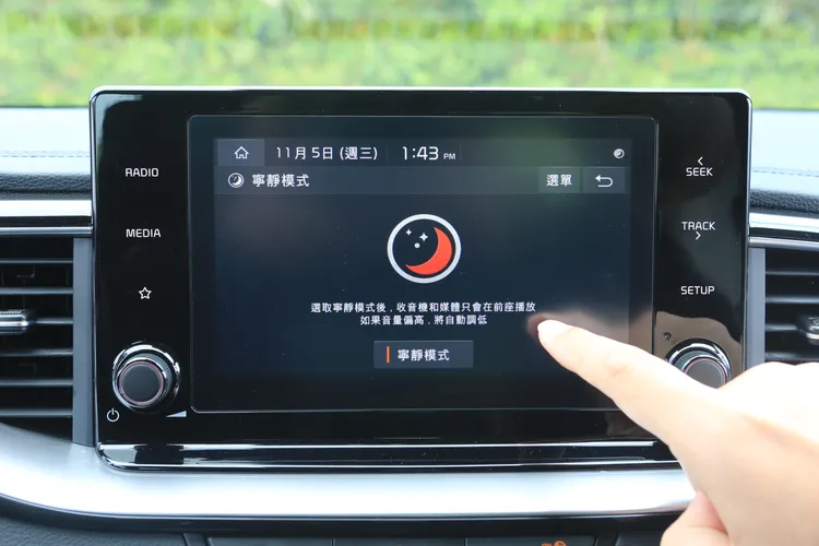 同級車中獨有的寧靜模式，能一鍵讓音響集中在座艙前半部，讓後座乘員能更舒適休息。林浩昇攝