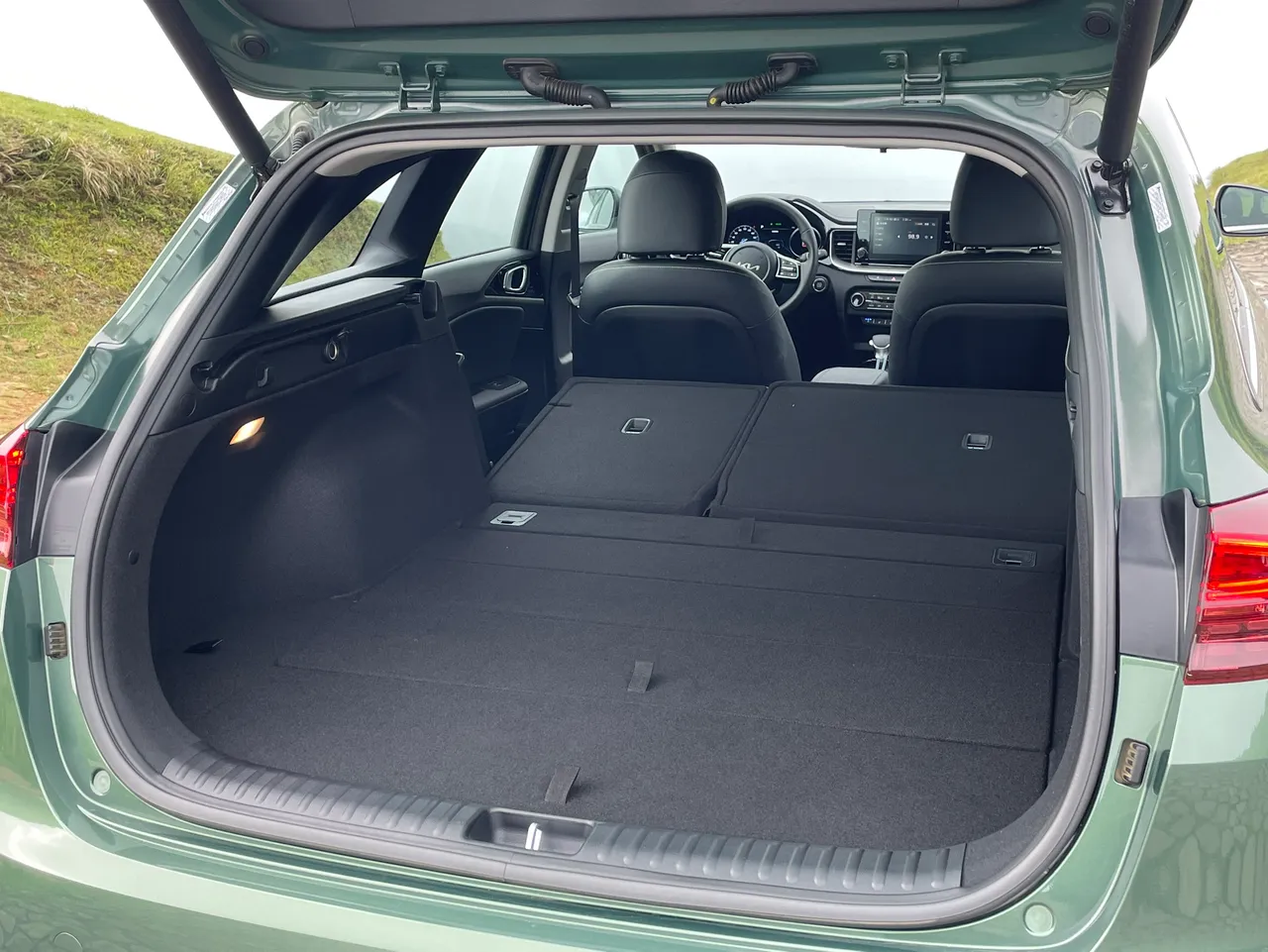 旅行车的最大优势便是拥有不俗的置物纵深，且Ceed Sportswagon椅背倒平后平整度相当优异。林浩升摄