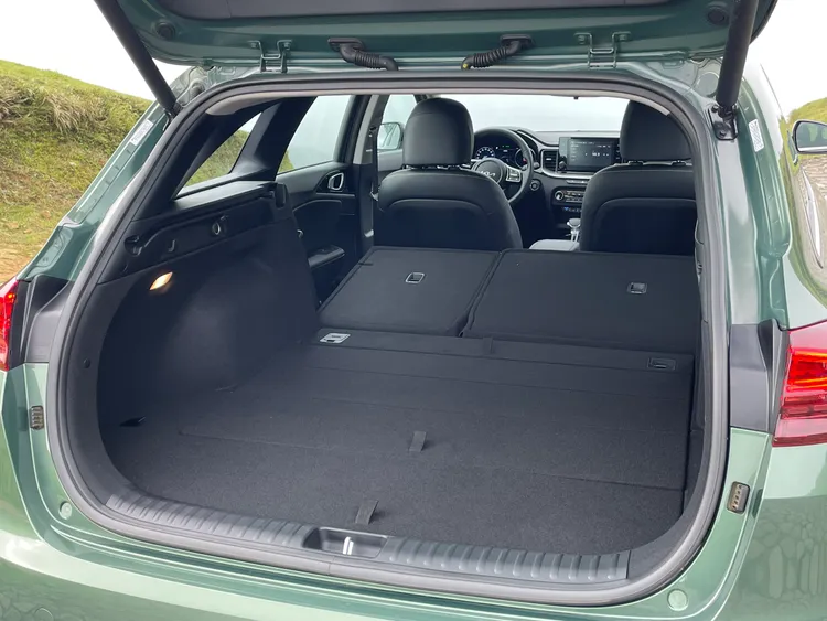 旅行車的最大優勢便是擁有不俗的置物縱深，且Ceed Sportswagon椅背倒平後平整度相當優異。林浩昇攝