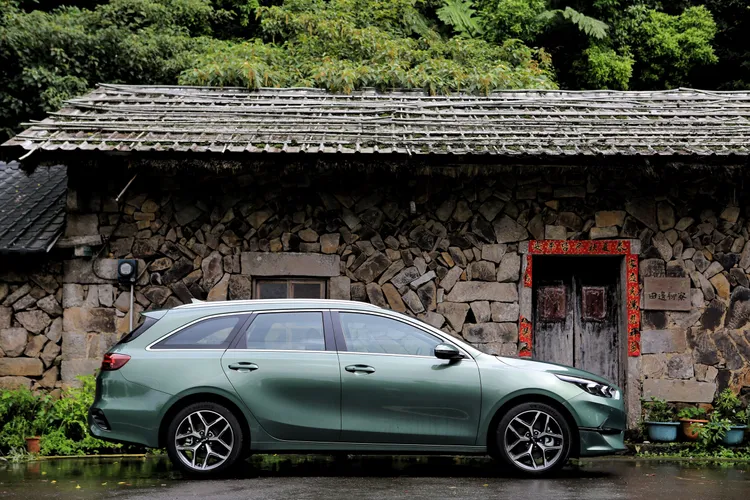 Kia Ceed Sportswagon車側線條乾淨、比例舒服，不張揚卻耐看，像一台準備好帶你把路走得更遠的旅行車。林浩昇攝