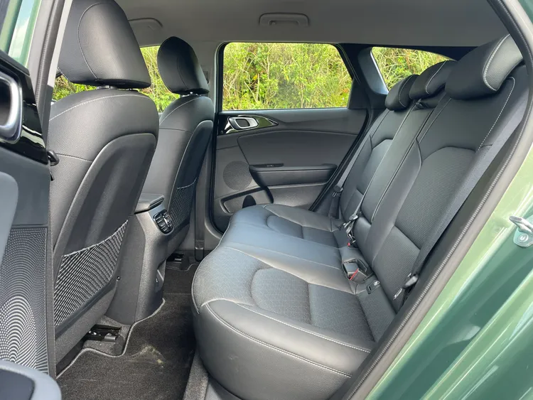 後座空間表現合理，在中型車範疇中擁有一定乘坐水準，並附有後座出風口及Type C的電源插孔。林浩昇攝