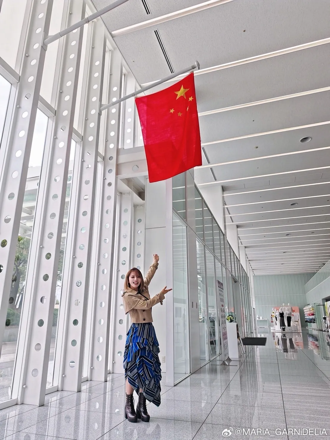 美依禮芽看見五星旗很興奮。翻攝MARiA_GARNiDELiA微博