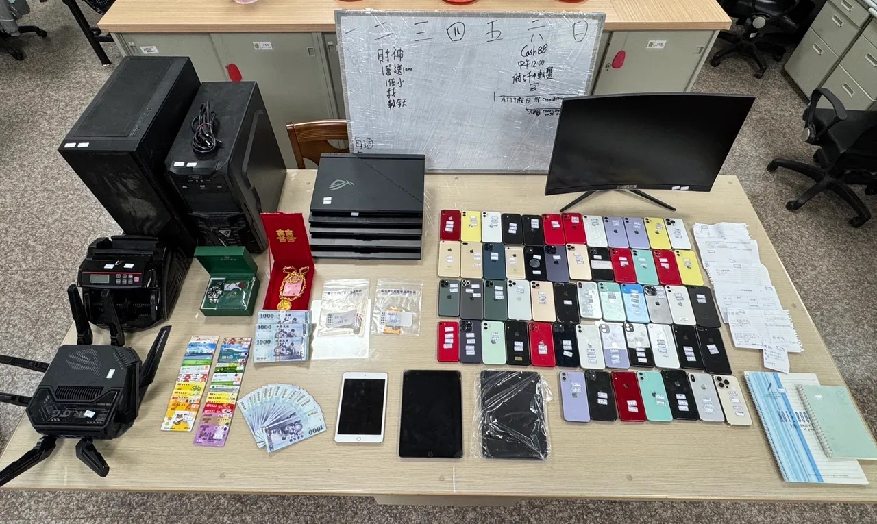 警方查获手机、平板、笔电、VPN设备1台、金融卡等赃证物。翻摄画面