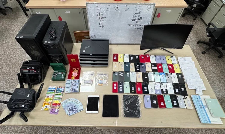 警方查獲手機、平板、筆電、VPN設備1台、金融卡等贓證物。翻攝畫面