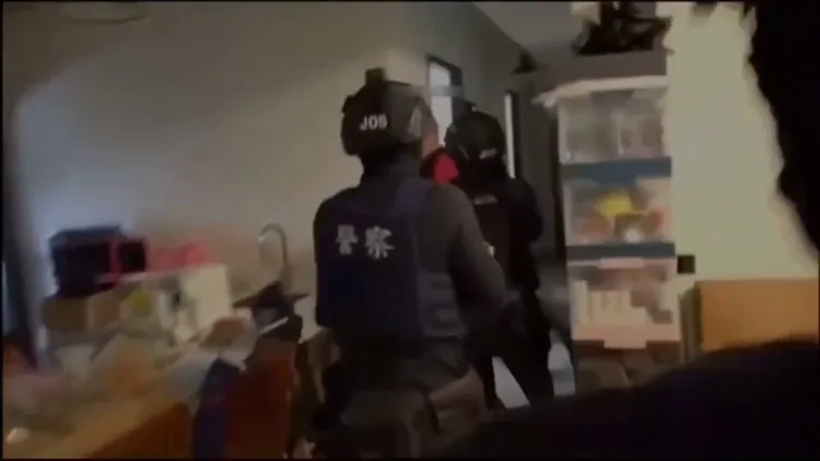 警方攻坚查获诈骗集团。翻摄画面