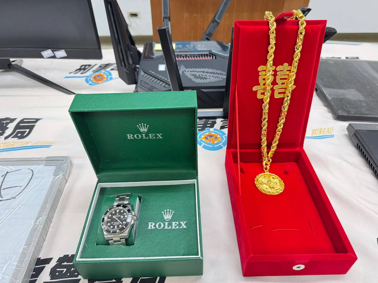 警方在赖姓系统商藏匿地点查扣黄金、劳力士名表。翻摄画面