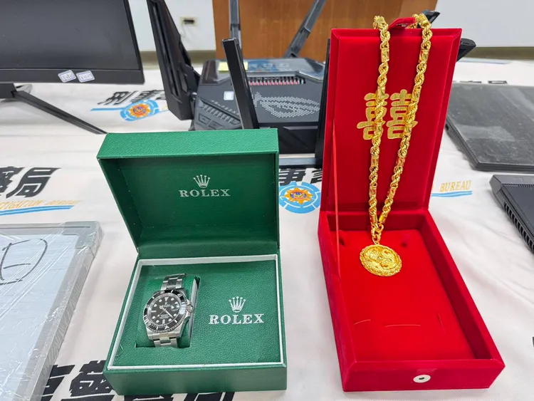 警方在賴姓系統商藏匿地點查扣黃金、勞力士名錶。翻攝畫面