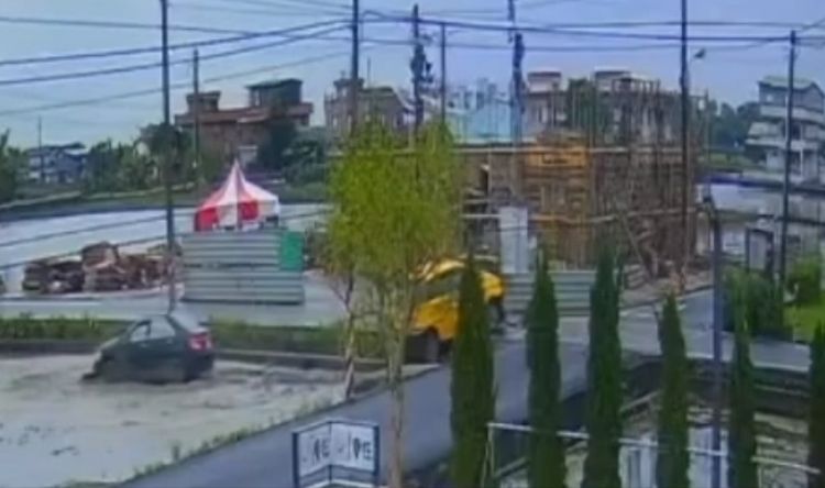 十字路口車禍驚魂！宜蘭轎車遭撞「墜田」　失控畫面曝光