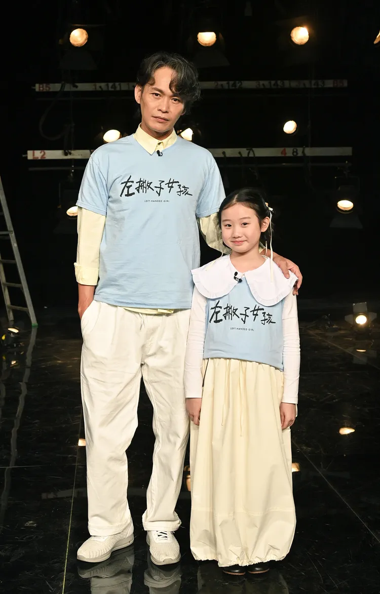 黃鐙輝（左）、葉子綺以《左撇子女孩》首度問鼎金馬。台視提供