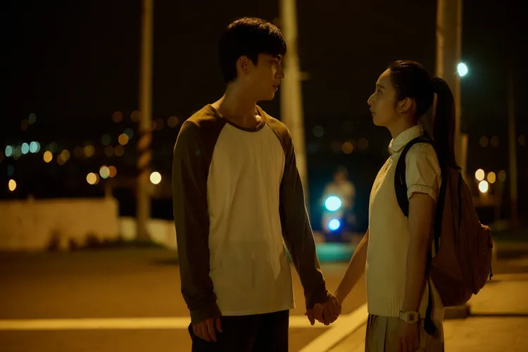 曾敬骅、李沐散步偷牵手甜到融化。如果我不曾见过太阳提供