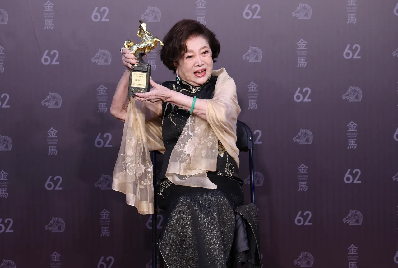 陈淑芳获终身成就奖。庄宗达摄