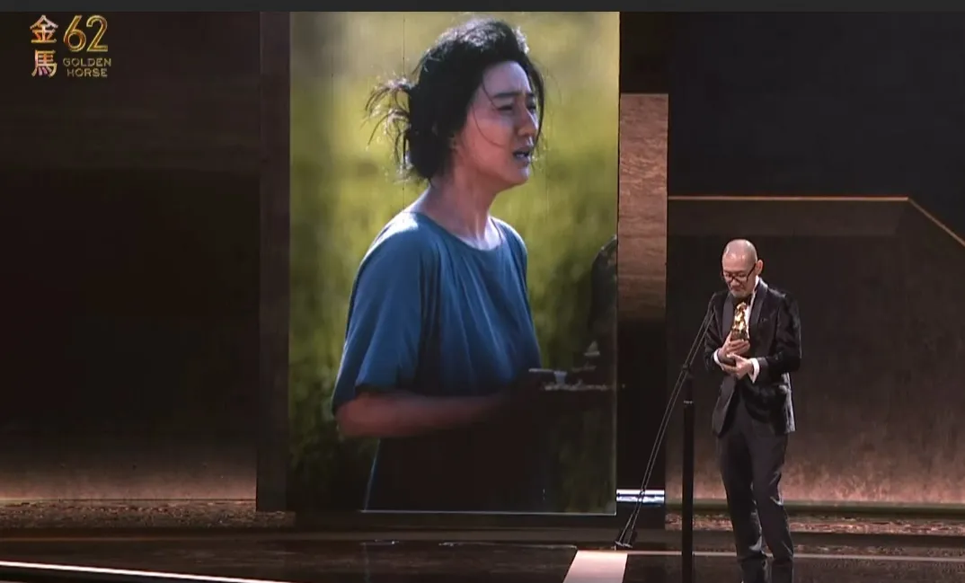 范冰冰夺影后，导演代领奖，与她连线，她哽咽吐心声。翻摄MyVideo