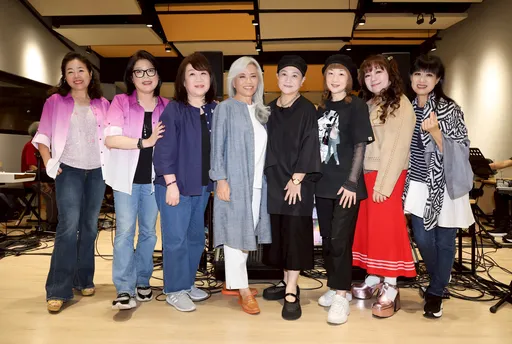 玉女歌手满头白发原因曝光　美国后院务农种田