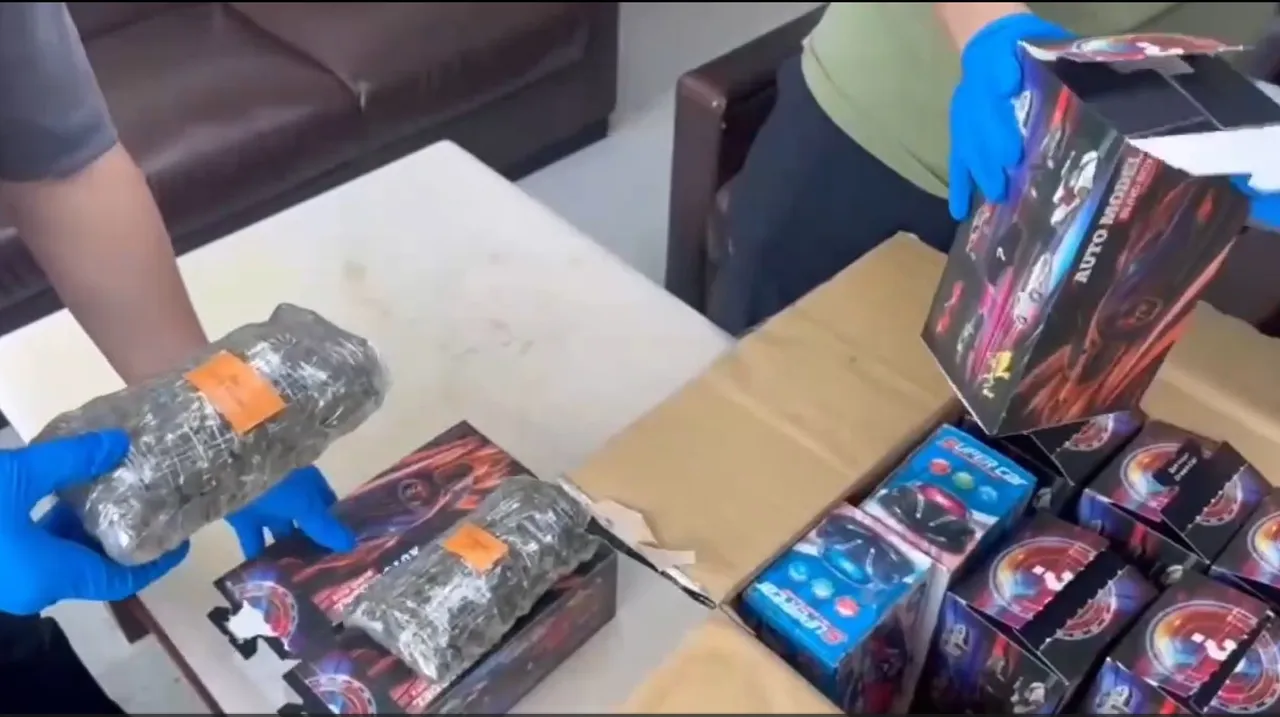 走私集团用泡面盒、汽车模型玩具盒作为掩护，内部藏著大麻从马来西亚快递来台。翻摄画面