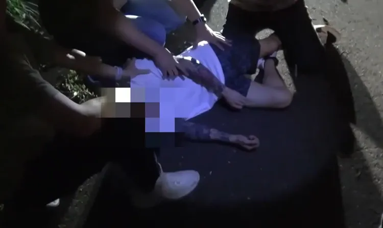 苏嫌到八里公墓内取毒包裹，警方见时机成熟一拥而上压制逮捕。翻摄画面