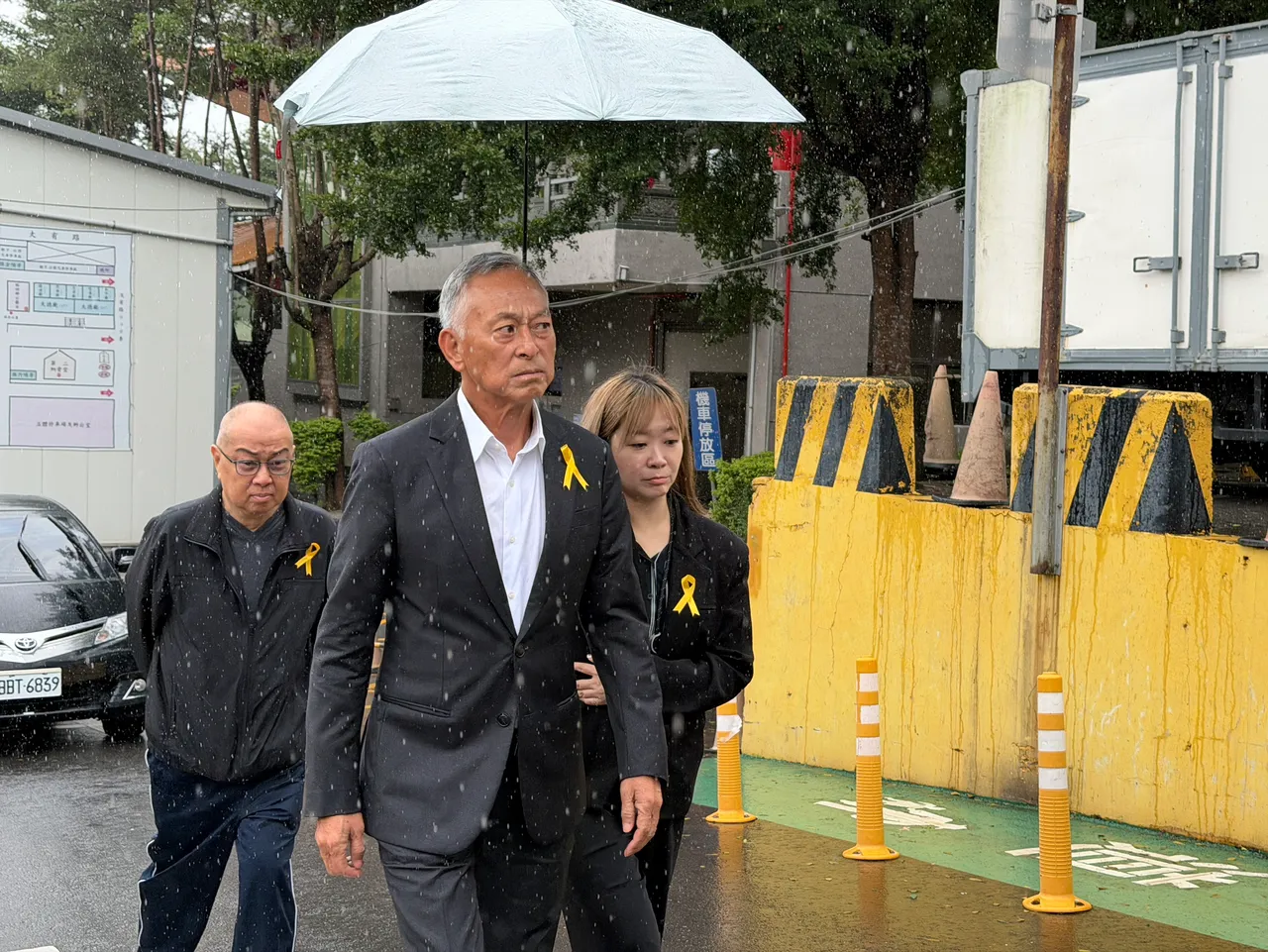 导演杜琪峰（左）今天来台出席冯淬帆告别式。读者提供