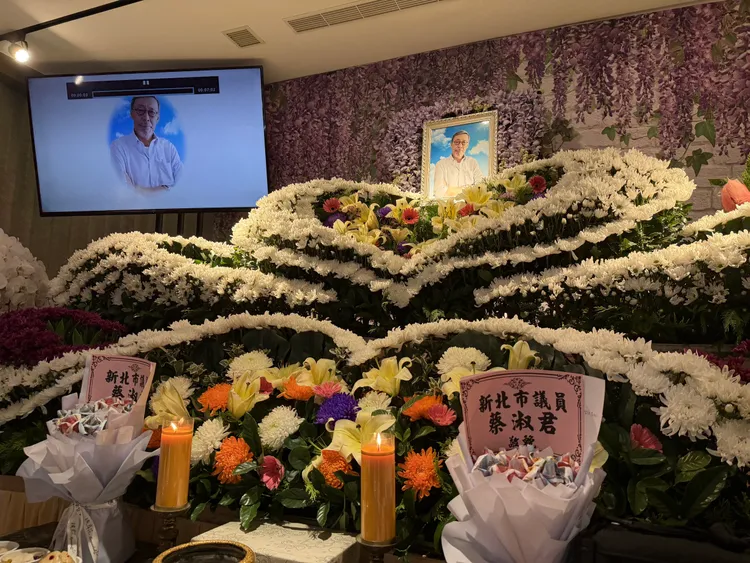 冯淬帆告别式今天已圆满完成。读者提供