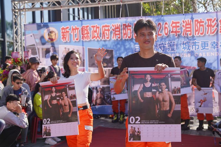 竹縣2026年消防月曆亮相　陳見賢：消防員肌肉線條是為工作健身的累積