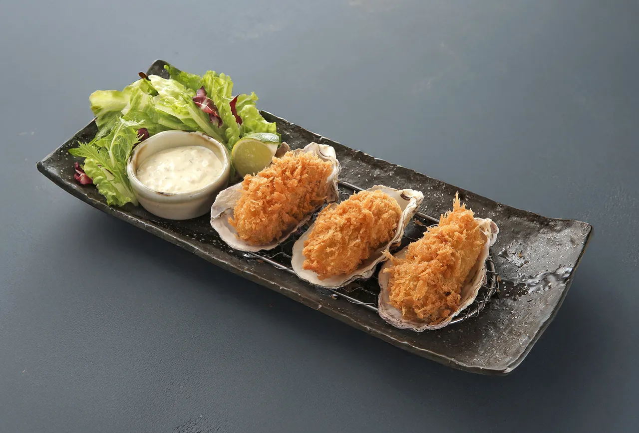 胜势日式猪排单点酥炸牡蛎，280元一盘三颗，当季肥美海味，一次满足。业者提供