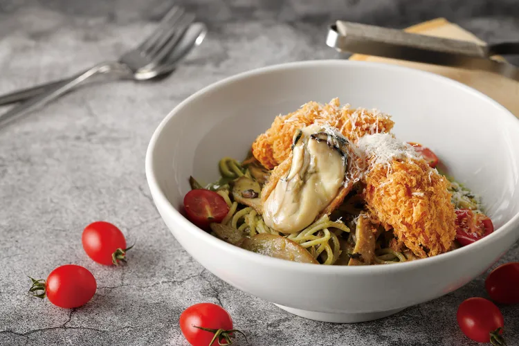 BEPPIN PASTA所推出的BEPPIN酥炸牡蠣野菇青醬義大利麵（450元），海洋的鮮美與青醬的濃香完美交織，Q彈麵體吸飽了醬汁與野菇的鮮香，讓經典義麵瞬間「蠔」華升級。業者提供