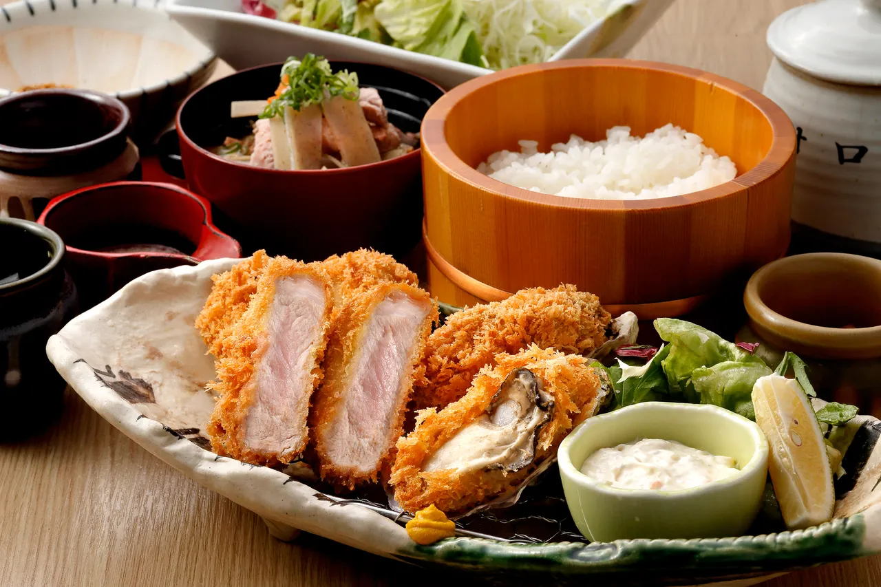 静冈胜政日式猪排「酥炸牡蛎猪排套餐」 480元，沾上塔塔酱食用的广岛生蚝酥香多汁，肥美不腻。业者提供