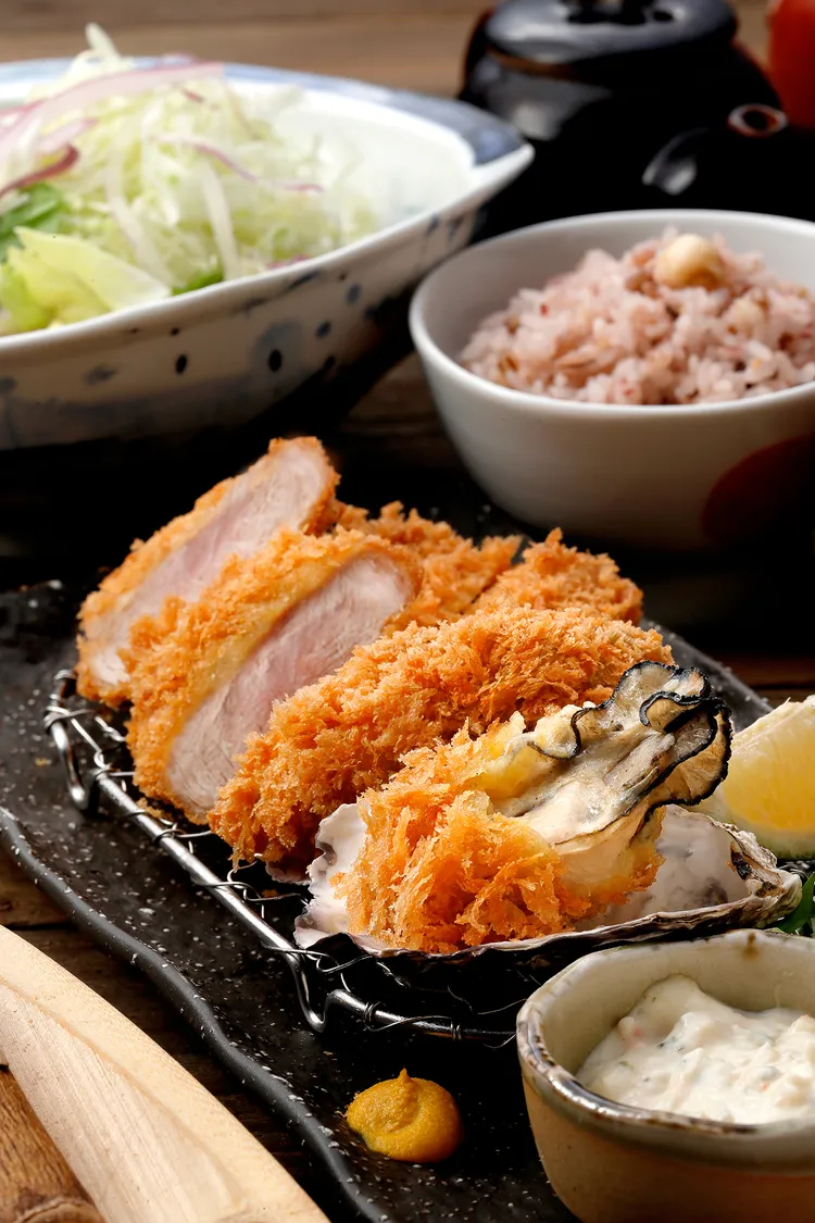 勝勢日式豬排的11月季節限定，推出酥炸鮮牡蠣豬排套餐(490元)，金黃香酥的豬排搭配廣島牡蠣，洋溢海陸雙拼的濃郁鮮美。業者提供