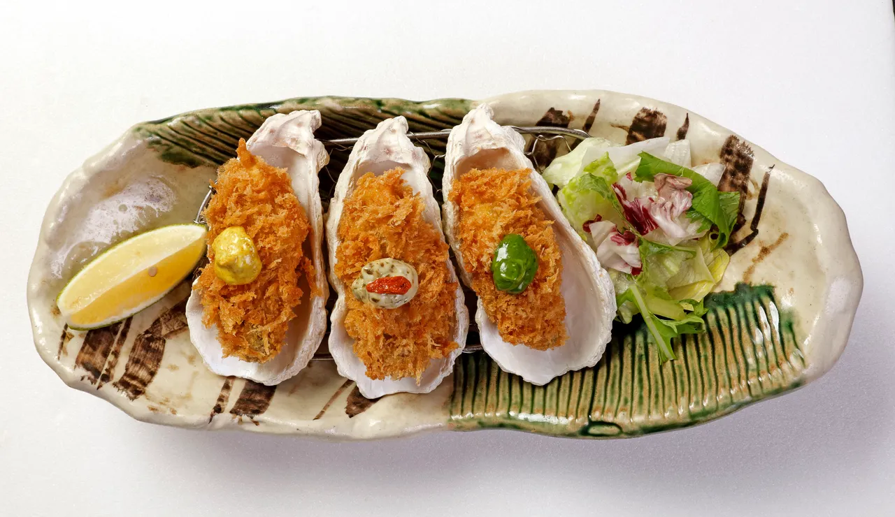 静冈胜政日式猪排可单点酥炸牡蛎270元，佐上青酱、咖哩酱、海苔酱，品尝广岛牡蛎多变丰富的海味。业者提供