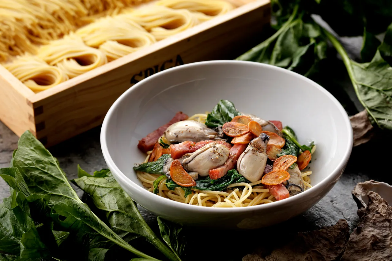 BEPPIN PASTA的牡蛎培根菠菜香蒜义大利面490元，以培根的咸鲜，凸显牡蛎的多汁肥嫩。业者提供