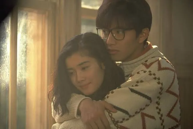 木村拓哉（右）在《愛情白皮書》抱住石田光是日劇名場面之一。翻攝X