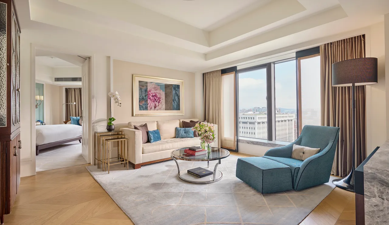 台北文华东方推出「万享扇悦时光」住房快闪专案，每房每晚2万元整即可双人入住宽敞舒适的「行政都会套房」并尊享行政礼遇。台北文华东方酒店提供